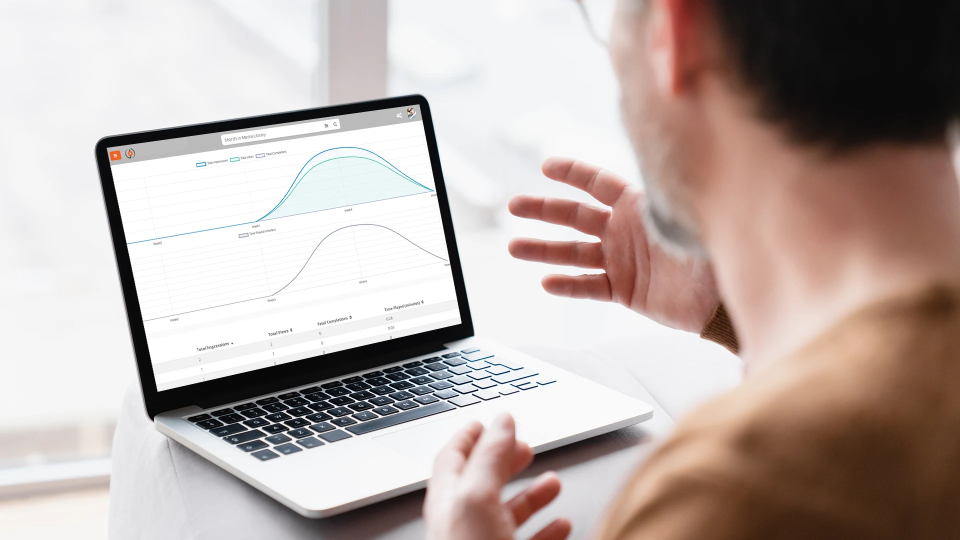 A person measuring video engagement analytics using enterprise video platform